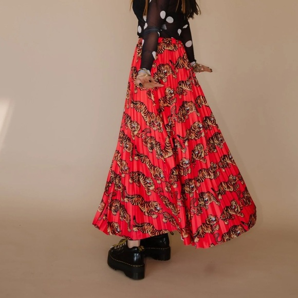 Dressed in LALA Don't Let Them Tame You Pleated Midi Skirt - Picture 2 of 8